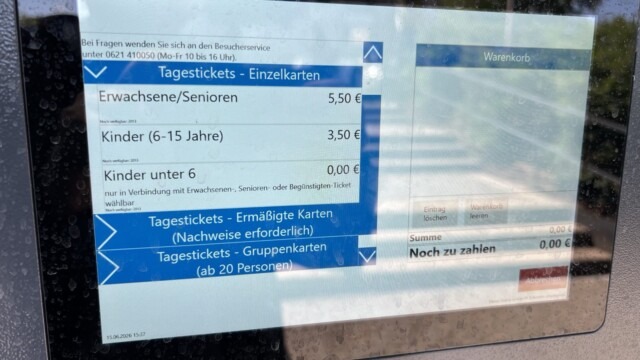 ticketautomat-herzogenriedpark-img_7215 Kann Tickets ausgeben, welche der Onlineshop nicht m Programm hat: Der neue Ticketautomat am Eingang Jakob-Trumpfheller-Straße | Foto: M. Schülke