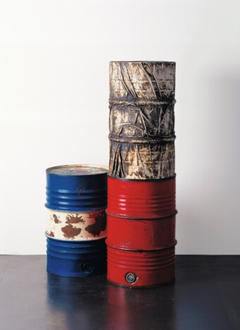 christo 2788 drei oelfaesser 1986 340x468 - Kunst &ndash; Extrafrisch auf den Tisch