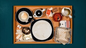 spoerri le petit dejeuner de bruno 460 1985 340x191 - Kunst &ndash; Extrafrisch auf den Tisch