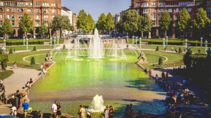 Eine Aktivistengruppe färbte das Wasserbecken am Mannheimer Wasserturm grün | Foto: Alexander Kästel