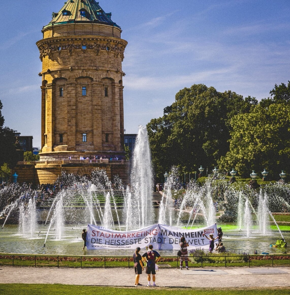 img 8924 1142x1162 - Satireaktion f&auml;rbt Wasserturm-Becken gr&uuml;n